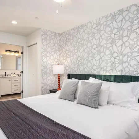 Holiday home Multi-condo Building With 7 Units 15 Bedrooms 22 Beds And Free Parking *