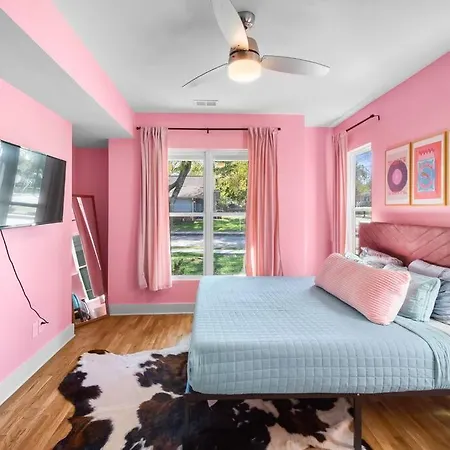 Ultimate Bach 10min To Dt Ig Walls Every Holiday home *