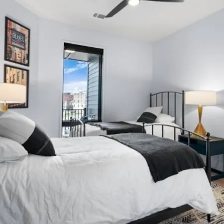Electric - Odyssey -top Floor West End 2 Bedroom - Minutes To Broadway Apartment *