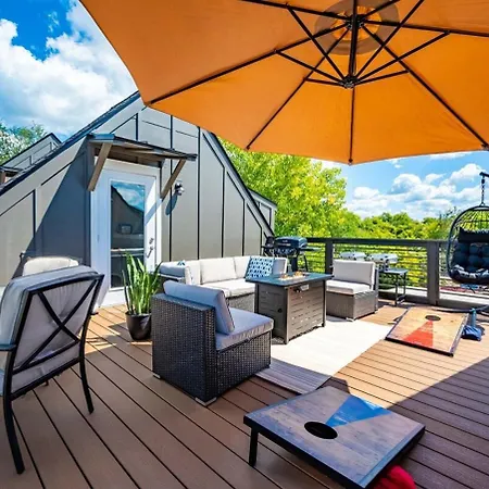 Holiday home 10 Min To Dt - Rooftop, Garage, Firepit, W&d