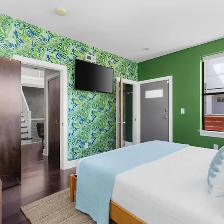 Modern With Rooftop Deck Walk To Coffee Restaurants Brewery Holiday home