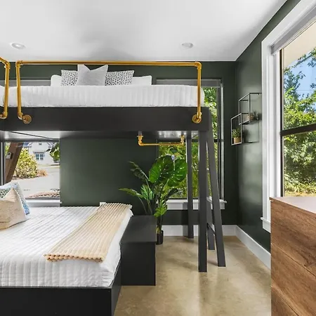Modern With Rooftop Deck Walk To Coffee Restaurants Brewery Holiday home *