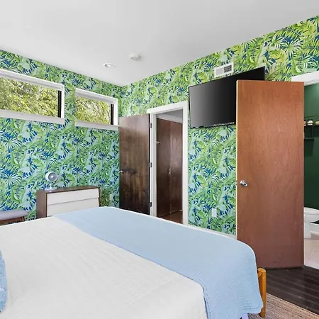 Modern With Rooftop Deck Walk To Coffee Restaurants Brewery Holiday home