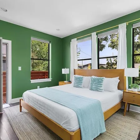Modern With Rooftop Deck Walk To Coffee Restaurants Brewery Holiday home