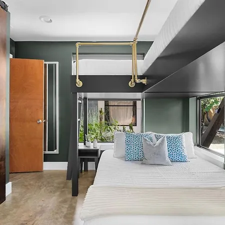 Modern With Rooftop Deck Walk To Coffee Restaurants Brewery Holiday home