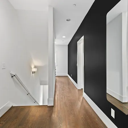 Walk To 12 South And Belmont With Garage Firepit And Patio Holiday home Nashville
