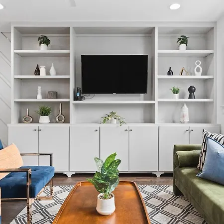 Walk To 12 South And Belmont With Garage Firepit And Patio Holiday home *
