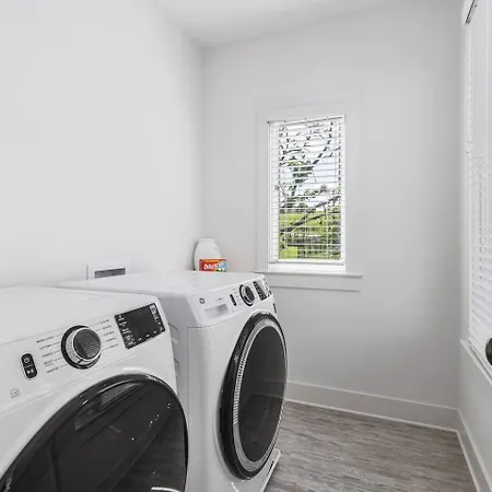 Stunning With Garage And Patio Walk To Restaurants 12 South And Belmont