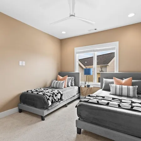 Walk To 12 South And Belmont With Garage Firepit And Patio Holiday home Nashville
