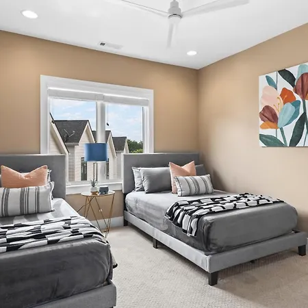 Walk To 12 South And Belmont With Garage Firepit And Patio Nashville