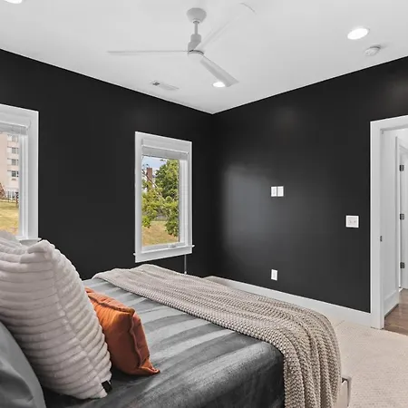 Walk To 12 South And Belmont With Garage Firepit And Patio *