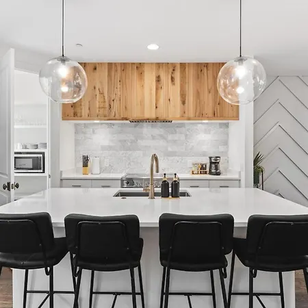 Walk To 12 South And Belmont With Garage Firepit And Patio Nashville