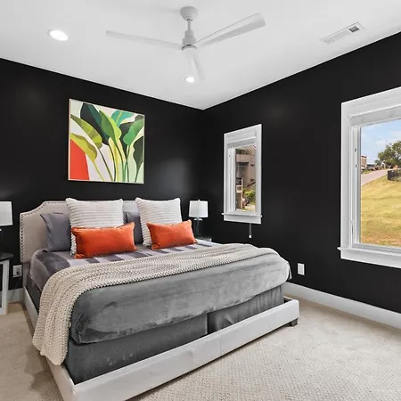 Walk To 12 South And Belmont With Garage Firepit And Patio * Nashville