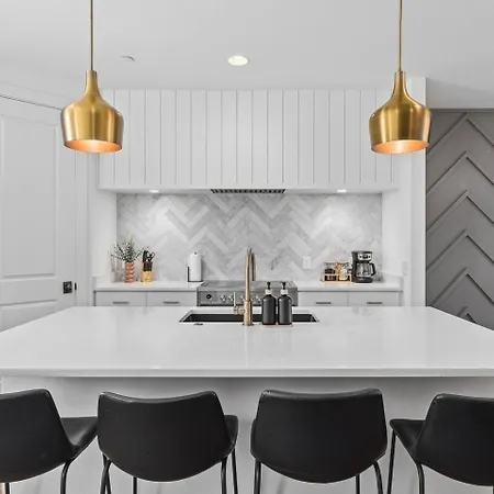 Stunning With Garage And Patio Walk To Restaurants 12 South And Belmont Holiday home *
