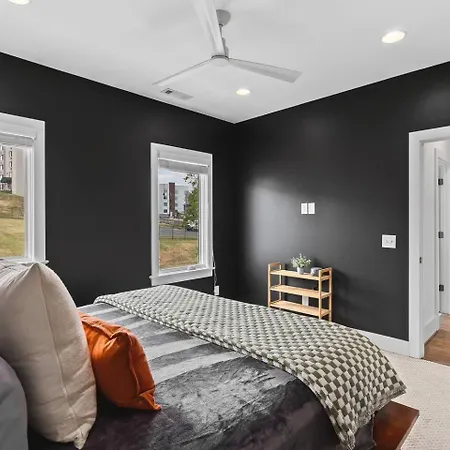 Stunning With Garage And Patio Walk To Restaurants 12 South And Belmont *