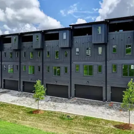 Walk To 12 South And Belmont With Garage Firepit And Patio Holiday home Nashville