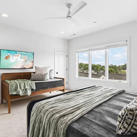 Stunning With Garage And Patio Walk To Restaurants 12 South And Belmont *