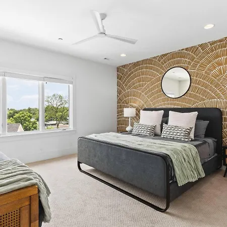 Stunning With Garage And Patio Walk To Restaurants 12 South And Belmont