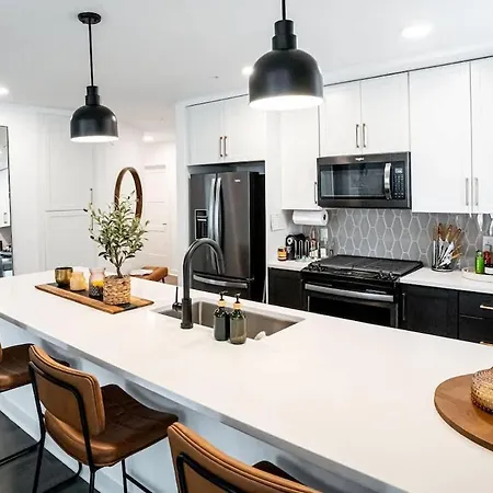 2-bed 2-bath Luxury Retreat Apartment