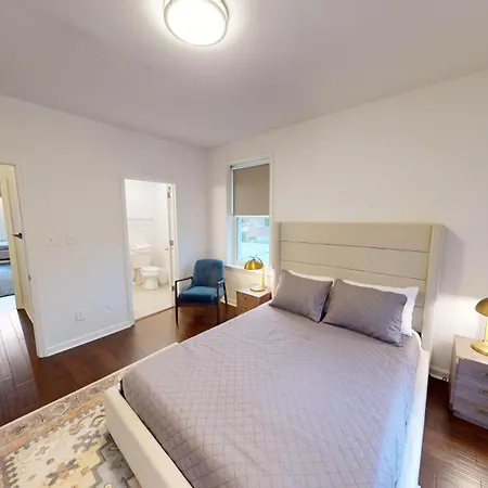 Apartment West End Getaway *