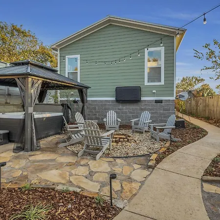 Greenwood With Covered Hot Tub, Fire Pit, And Outdoor Tv! Holiday home Nashville