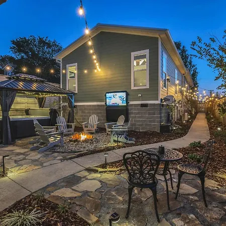 Greenwood With Covered Hot Tub, Fire Pit, And Outdoor Tv! Holiday home Nashville