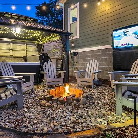 Greenwood With Covered Hot Tub, Fire Pit, And Outdoor Tv! *
