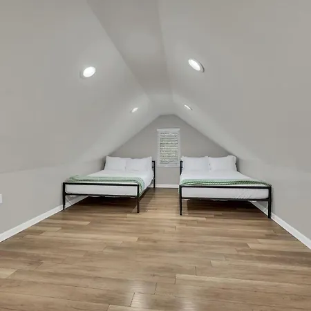Greenwood With Covered Hot Tub, Fire Pit, And Outdoor Tv! Holiday home