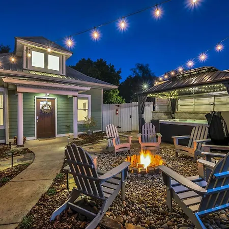 Greenwood With Covered Hot Tub, Fire Pit, And Outdoor Tv! Holiday home *