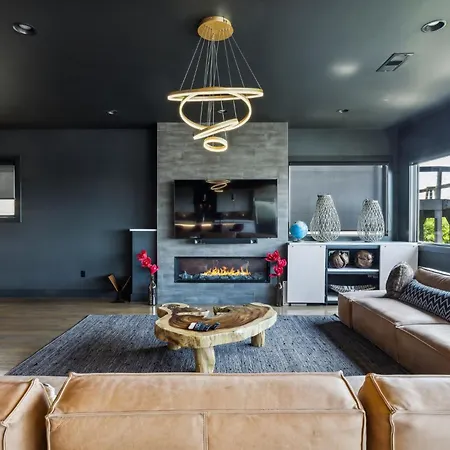 Epic Luxury Mansion W Skyline Views *