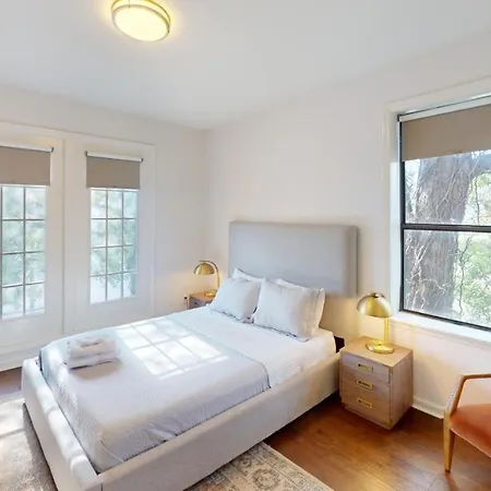 Apartment West End Getaway *