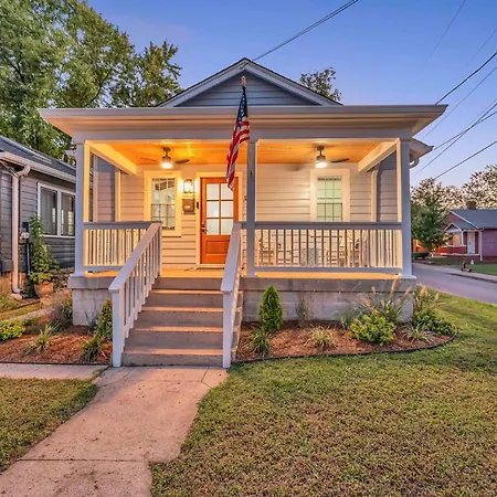 Fully Furnished With Deck Near Center Holiday home Nashville