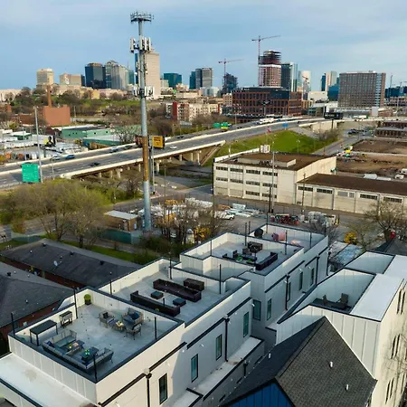 Holiday home Stylish 4bed Retreat With Rooftop, Garage, Peloton, Sleeps 12, Fire Table, Gourmet Kitchen, Cozy Living Space, Dedicated Parking, Near Distilleries, Marathon Village And Nightlife, Chic Skyline Views, 24 Hour Hospitality Nashville