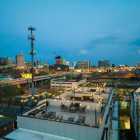 Stylish 4 Bed, Skyline Views From Rooftop, Garage , Gourmet Kitchen, Cozy Living Space, Dedicated Parking, Near Distilleries, Marathon Village & Nightlife, Chic Skyline Views, Great For Groups, 24 Hour Hospitality Holiday home Nashville