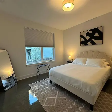 New! Beautiful Murals, Rooftop Deck & Karaoke! Holiday home Nashville