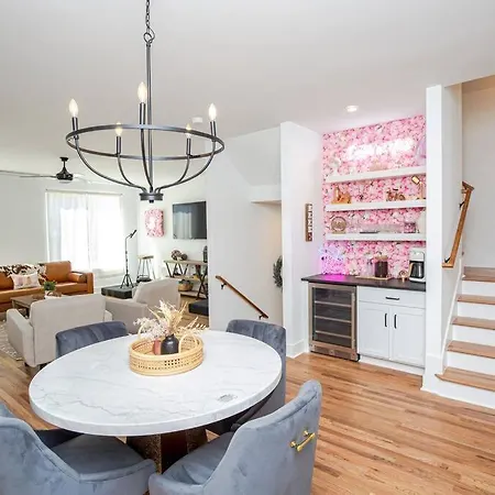 Holiday home New! Beautiful Murals, Rooftop Deck & Karaoke!
