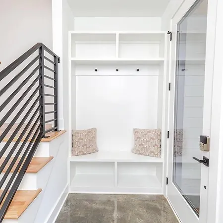 New! Beautiful Murals, Rooftop Deck & Karaoke! Holiday home *