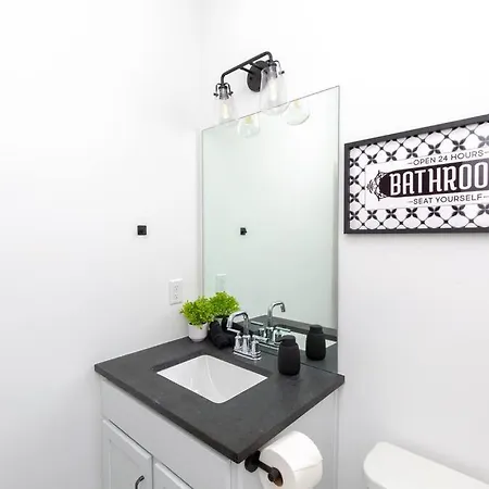 New! Beautiful Murals, Rooftop Deck & Karaoke! Holiday home Nashville