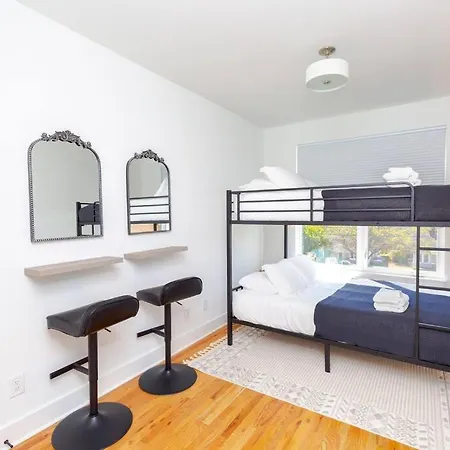 New! Beautiful Murals, Rooftop Deck & Karaoke! *