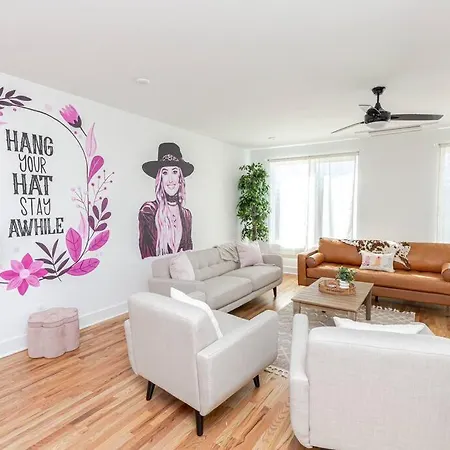 New! Beautiful Murals, Rooftop Deck & Karaoke! Nashville