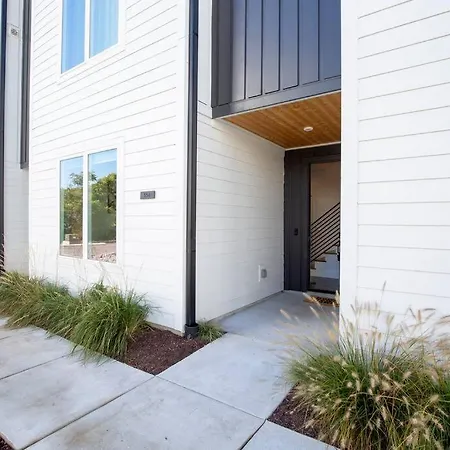 New! Beautiful Murals, Rooftop Deck & Karaoke! Holiday home *