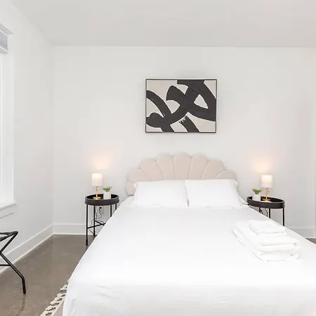 Holiday home New! Beautiful Murals, Rooftop Deck & Karaoke! *