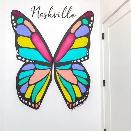 New! Beautiful Murals, Rooftop Deck & Karaoke! Holiday home Nashville