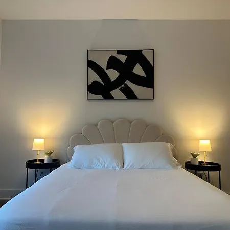 New! Beautiful Murals, Rooftop Deck & Karaoke! Holiday home