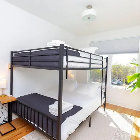Holiday home New! Beautiful Murals, Rooftop Deck & Karaoke!