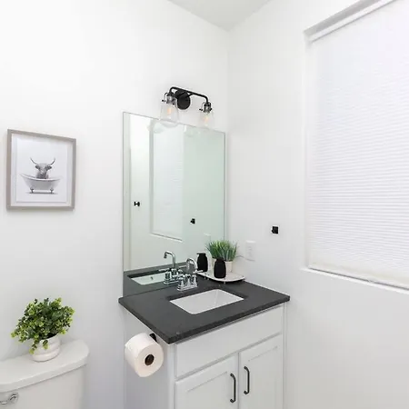 New! Beautiful Murals, Rooftop Deck & Karaoke! Holiday home