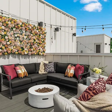 Bourbon & Bubbles - Rooftop Hot Tub & Speakeasy *