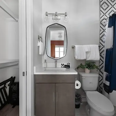 Bourbon & Bubbles - Rooftop Hot Tub & Speakeasy Holiday home