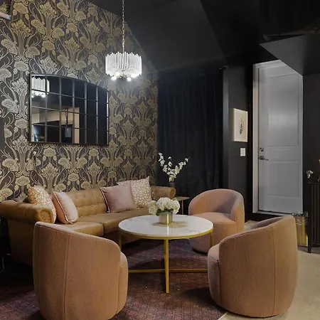 Bourbon & Bubbles - Rooftop Hot Tub & Speakeasy Holiday home
