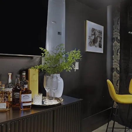 Holiday home Bourbon & Bubbles - Rooftop Hot Tub & Speakeasy *